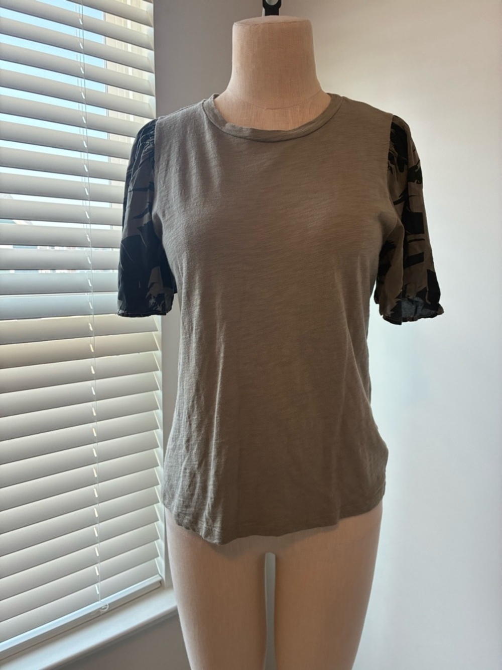 T.La Anthropologie Women's Floral Camo Puffy Sleeve Top